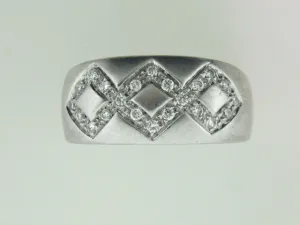 520 - 19.2kt Portuguese White Gold Genuine Diamonds Ring