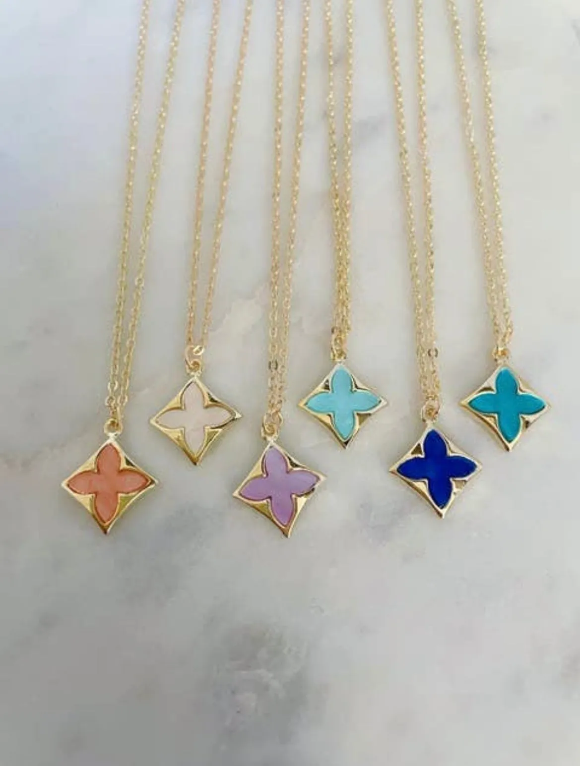 Clover necklace (Light blue)