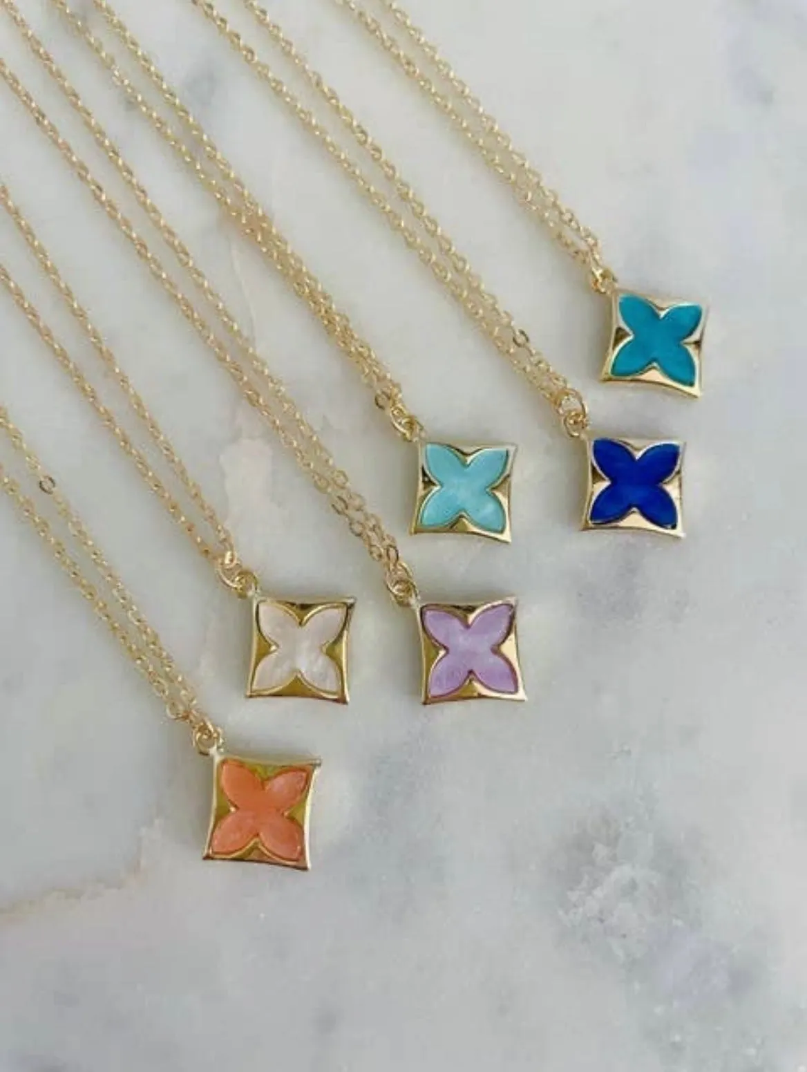 Clover necklace (Light blue)