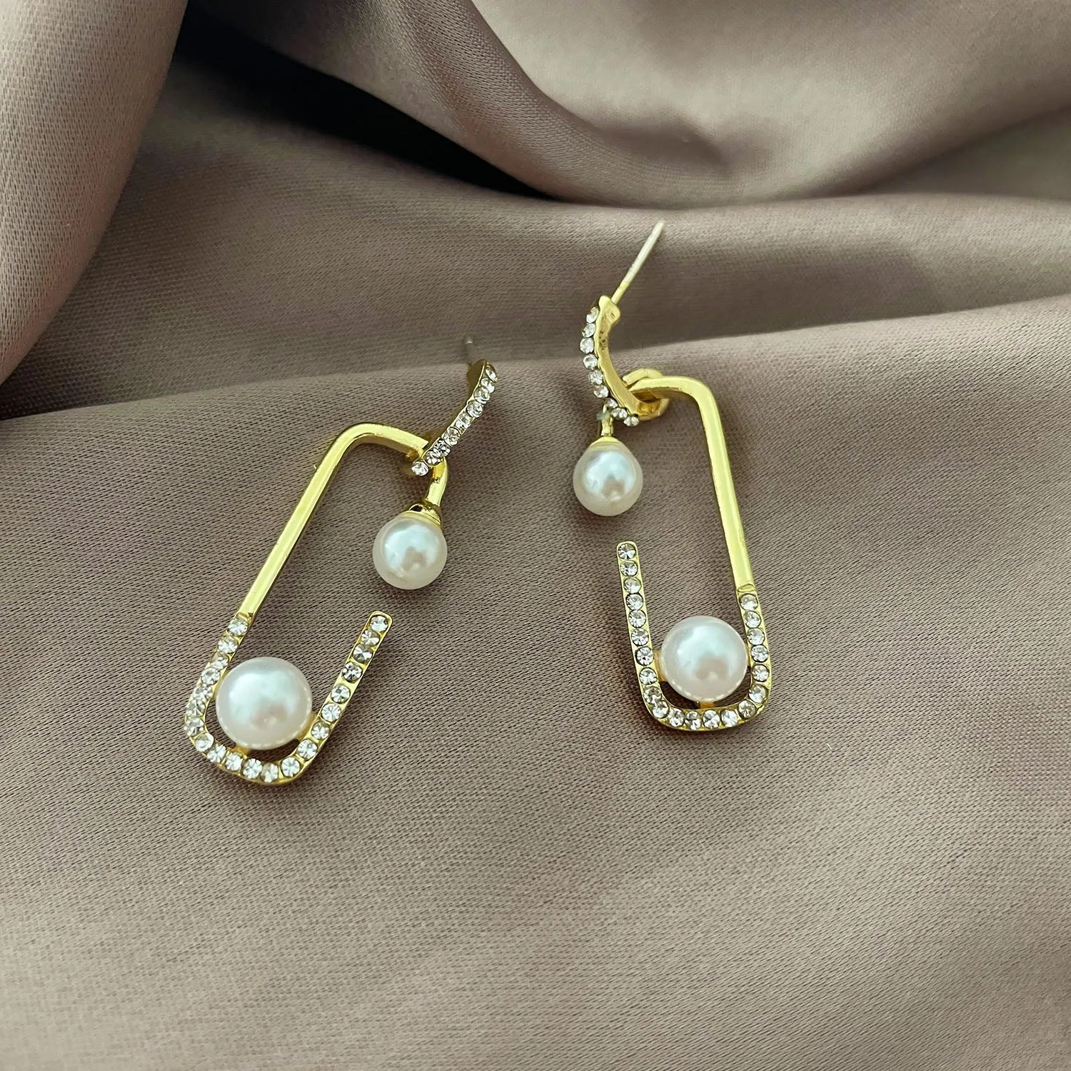 Korean New Exquisite Honey Bee Pearl Earrings Fashion Temperament Versatile Small Earrings Elegant Ladies Jewelry 2021 New