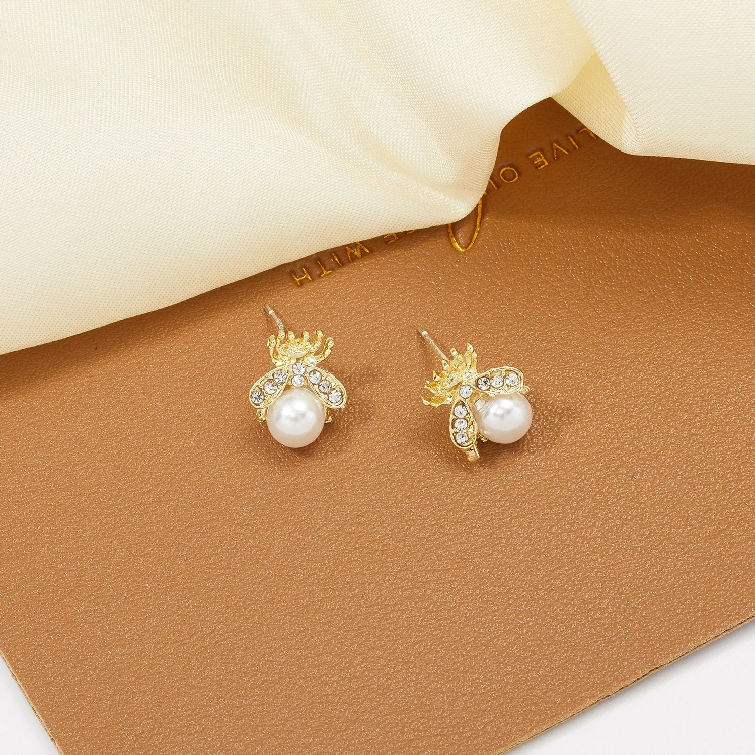 Korean New Exquisite Honey Bee Pearl Earrings Fashion Temperament Versatile Small Earrings Elegant Ladies Jewelry 2021 New