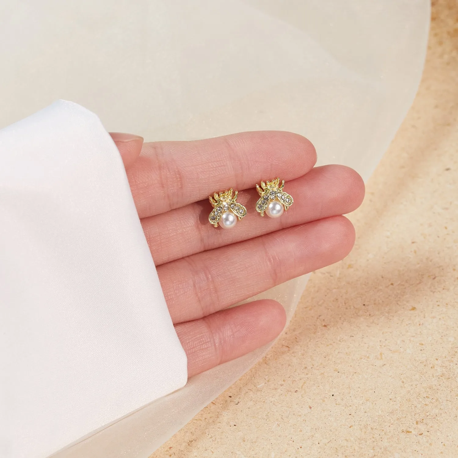 Korean New Exquisite Honey Bee Pearl Earrings Fashion Temperament Versatile Small Earrings Elegant Ladies Jewelry 2021 New