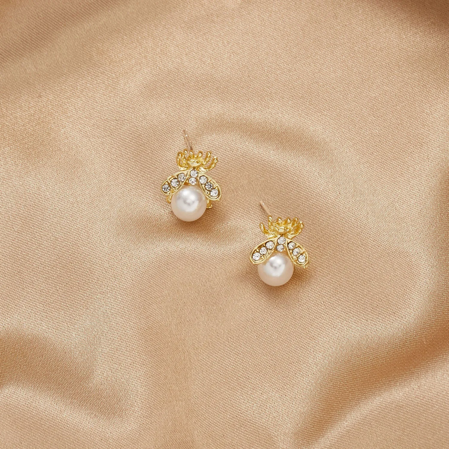 Korean New Exquisite Honey Bee Pearl Earrings Fashion Temperament Versatile Small Earrings Elegant Ladies Jewelry 2021 New