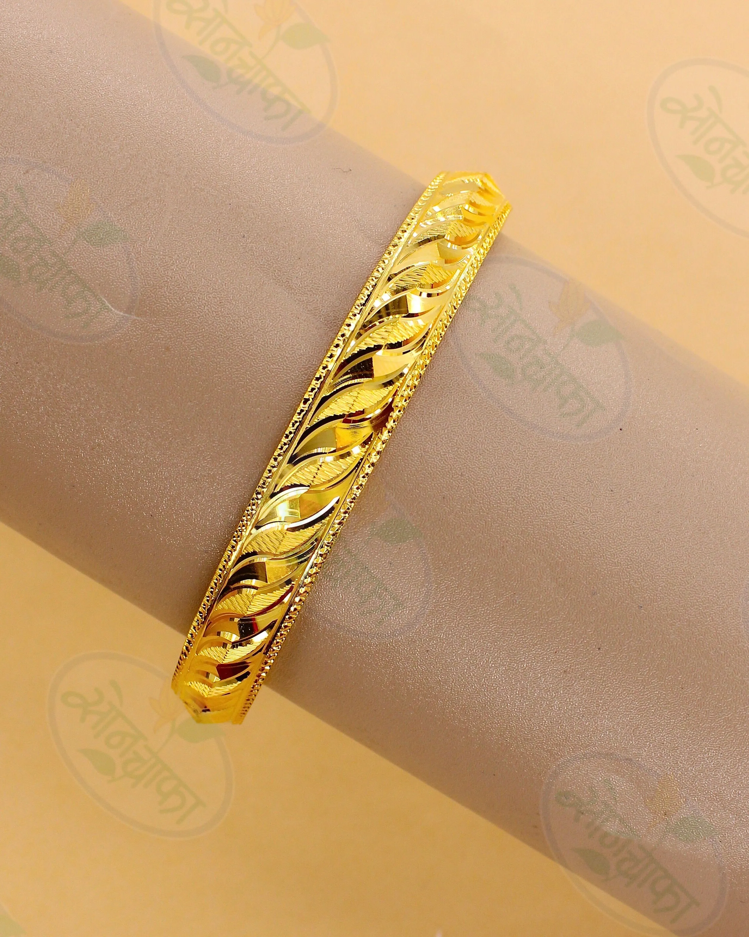 SLEEK TEXTURED MEN'S KADA